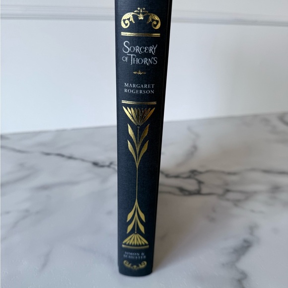 Fairyloot Sorcery of Thorns and An Enchantment of Ravens - Picture 5 of 9